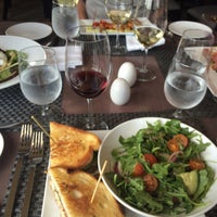 Das Foto wurde bei Castile Restaurant von Tina Y. am 5/29/2015 aufgenommen