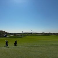 Foto diambil di Trump Golf Links at Ferry Point oleh Matt W. pada 10/8/2022