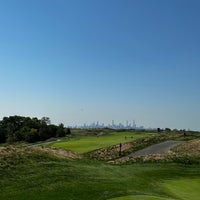 Foto diambil di Trump Golf Links at Ferry Point oleh Matt W. pada 10/8/2022