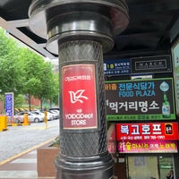 Photo taken at 여의도백화점 by Mook han K. on 6/7/2019