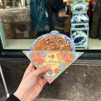 Photo taken at van Wonderen Stroopwafels by rawan 🦅 on 4/21/2024