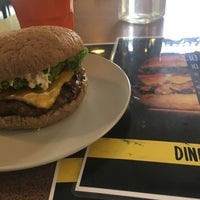 Das Foto wurde bei Burger 10 von Saya B. am 8/31/2017 aufgenommen