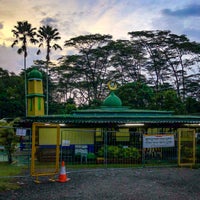 Photo taken at Masjid Pertempatan Melayu Sembawang (Mosque) by Chas P. on 11/1/2021