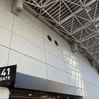 Photo taken at Gate 41 by こすもなーと on 6/25/2022