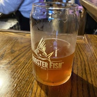 Foto diambil di Rooster Fish Brewing Pub oleh Kevin H. pada 10/23/2021