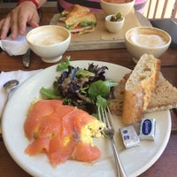 Photo taken at Le Pain Quotidien by Maru T. on 9/29/2018