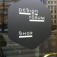 Foto tirada no(a) Design Forum Shop por Dailos P. em 3/30/2013