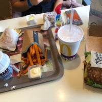 รูปภาพถ่ายที่ McDonald&amp;#39;s โดย Kees H. เมื่อ 6/19/2019