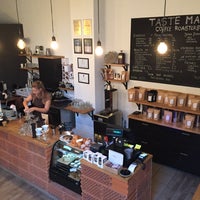 Foto tirada no(a) Taste Map Coffee Roasters por FGhf w. em 9/25/2015