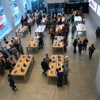 Photo taken at Apple Fifth Avenue by Alex C. on 9/27/2017