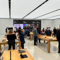 Photo taken at Apple Woodfield by Alex C. on 9/27/2022