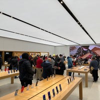 Photo taken at Apple Woodfield by Alex C. on 12/24/2022