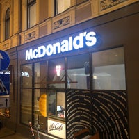 Foto diambil di McDonald&amp;#39;s oleh Janis 🦁 L. pada 10/3/2022