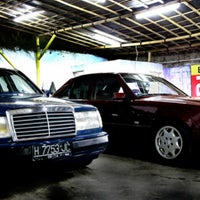 Photo taken at LOMO Car Wash - Cuci Mobil 24 Jam Jakarta by Afriyandi A. on 11/15/2012