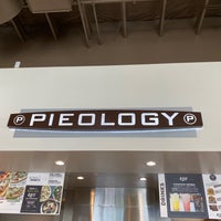 Foto diambil di Pieology Pizzeria oleh Mike W. pada 10/14/2019