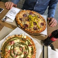 Foto scattata a Pizza Locale da Ömür K. il 1/14/2024
