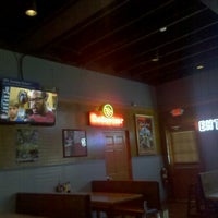 Photo prise au Dakota&#39;s Sports Bar and Grill par Tony B. le12/14/2012