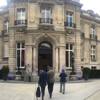 Photo taken at Jardin de l&amp;#39;Hôtel Salomon de Rothschild by Al H. on 7/12/2016