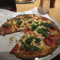 Foto tomada en This &amp;amp; This Pizza  por Daniela A. el 4/29/2017