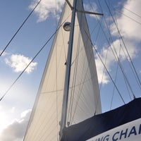 Das Foto wurde bei OM Sailing Charters LLC von Captain Banff L. am 5/11/2017 aufgenommen