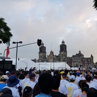 Photo taken at Maratón CDMX Telcel 2017 - Salida by Daniel V. on 8/26/2018