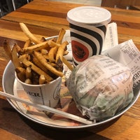 Das Foto wurde bei South St. Burger von Tarek B. am 4/10/2019 aufgenommen
