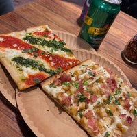 Foto tirada no(a) Champion Pizza por Erdwing N. em 3/28/2023