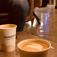 รูปภาพถ่ายที่ Density Coffee Roasters โดย A 🕊️ เมื่อ 5/28/2019