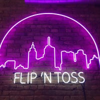 รูปภาพถ่ายที่ Flip N Toss โดย David T. เมื่อ 4/28/2017