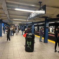 Photo taken at MTA Subway - Jay St/MetroTech (A/C/F/R) by Roman A. on 10/20/2022
