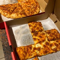 Foto tomada en Hot Spot Pizza (Burnaby)  por Roman A. el 11/13/2021