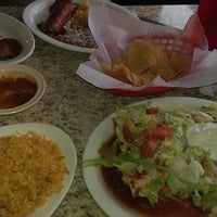 Снимок сделан в Hola Mexican Restaurant пользователем sam j. 3/29/2014