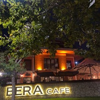 Das Foto wurde bei Bera Cafe &amp;amp; Patisserie von Hakan Mert am 10/14/2021 aufgenommen