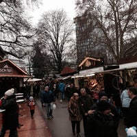รูปภาพถ่ายที่ Weihnachtsmarkt im Volksgarten โดย Kurt S. เมื่อ 12/8/2013