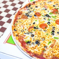 Foto diambil di Kenootz Pizza oleh Kenootz Pizza pada 4/24/2017