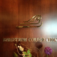 12/8/2012 tarihinde Tim B.ziyaretçi tarafından Bergstrom Automotive Corporate Headquarters'de çekilen fotoğraf