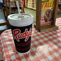 Photo taken at Rudy&amp;#39;s Country Store &amp;amp; Bar-B-Q by Juan B. on 5/10/2021
