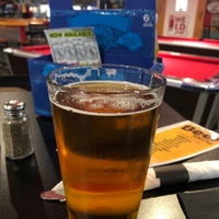 Photo prise au Putney&amp;#39;s Pitstop Sports Bar and Grill par Juan B. le5/28/2019