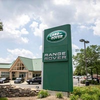 Photo taken at Land Rover Hoffman Estates by Land Rover HE e. on 4/26/2017