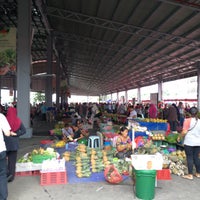 Photo taken at Sunday Market (Pasar Minggu Satok) by Francis L. on 9/8/2018