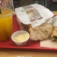 Foto tirada no(a) Pita Pit por Hamad N. em 7/3/2017