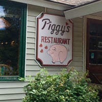 Foto tomada en Piggy&amp;#39;s Restaurant  por Jane K. el 8/1/2017