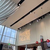รูปภาพถ่ายที่ Phoenix Theatre โดย Michael M. เมื่อ 8/20/2022