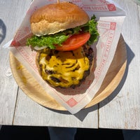 Photo taken at Teddy&amp;#39;s Bigger Burgers by Taihei I. on 4/2/2023