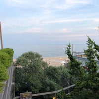 Photo taken at Acqua Oceanfront Fire Pit Lounge At Gurneys Inn by Peter S. on 8/10/2018