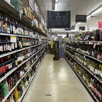 Foto tirada no(a) Kenwood Liquors por Patrick W. em 10/2/2021