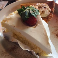 Das Foto wurde bei Euro Bakery &amp;amp; Greek Restaurant Cafe von Shahir A. am 10/6/2015 aufgenommen
