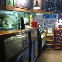 12/14/2012 tarihinde Maggie R.ziyaretçi tarafından Wasatch Bagel Cafe'de çekilen fotoğraf