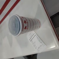 Photo taken at In-N-Out Burger by Marcos Paulo G. on 2/4/2020