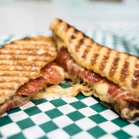 Foto tirada no(a) Gayle&amp;#39;s Best Ever Grilled Cheese por Gayle&amp;#39;s Best Ever Grilled Cheese em 5/10/2017